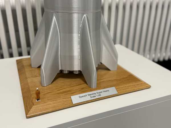 Enlarged view: SpaceX Super Heavy model