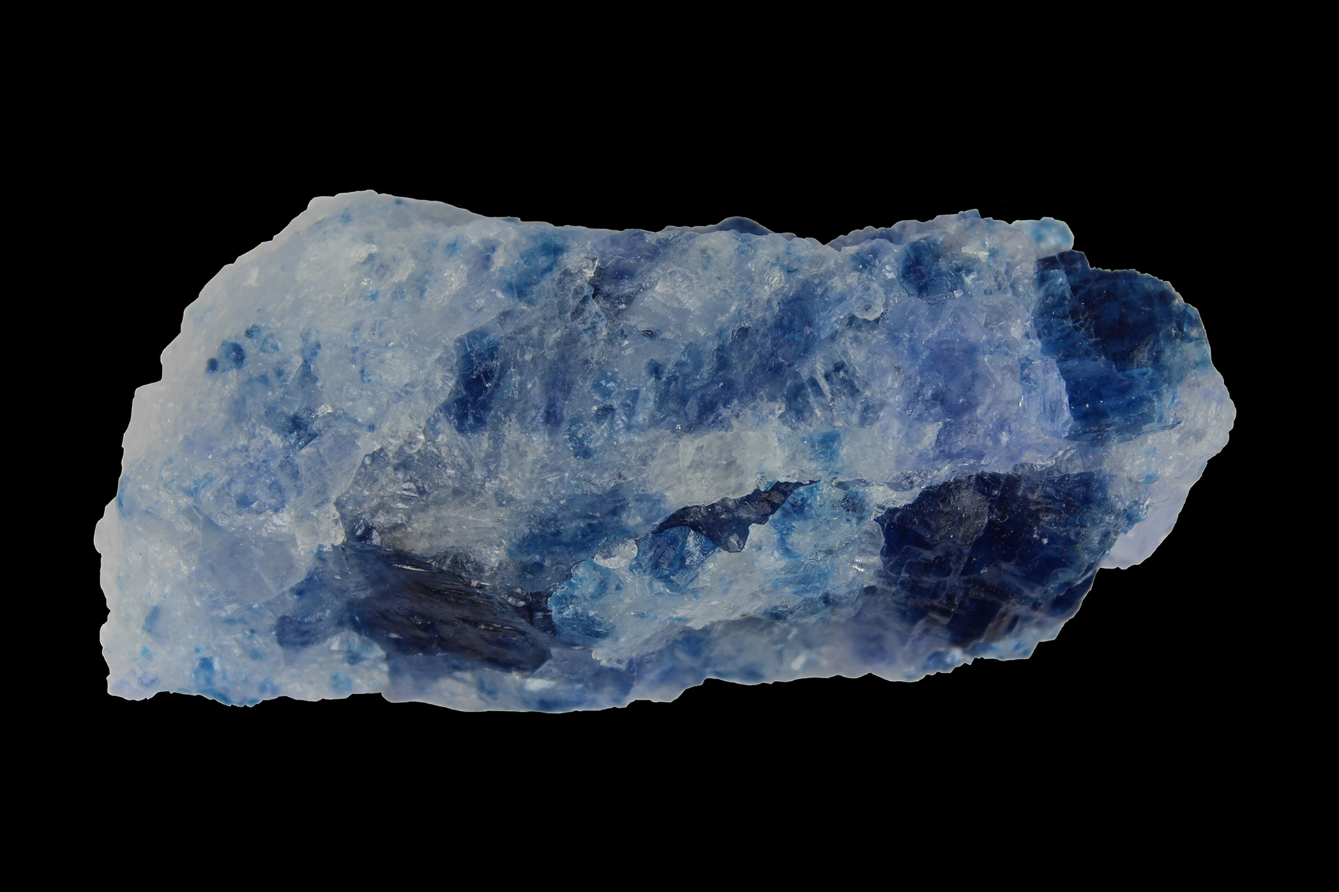 Enlarged view: Halite crystal: The mineral commonly known as rock salt is a halogenide and the natural form of sodium chloride (NaCl). (Photo: Museum Oxford)