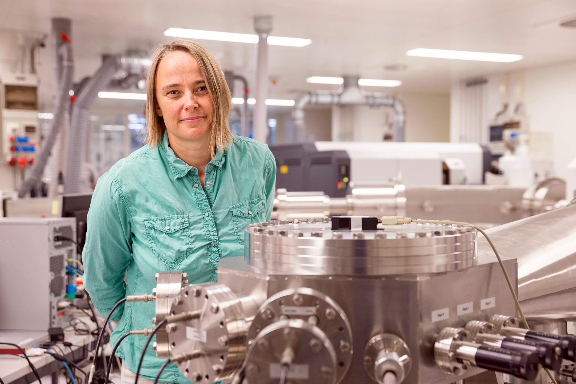 Vergrösserte Ansicht: Prof. Maria Schönbächler im Labor für Massenspektrometrie des Instituts für Geochemie und Petrologie an der ETH Zürich. (Bild: Alessandro Della Bella)