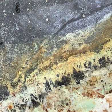 Hydrothermisch verändertes Gestein mit Kupfer- und Goldmineralisierung.