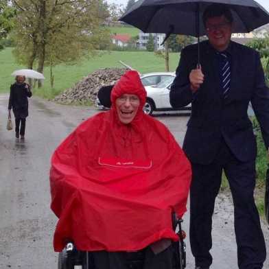 Arnold ‘Noldi’ Stahel mit Annette Tschudi (l) und Rainer Kündig (r) an einer Gedenkfeier im Jahr 2016.