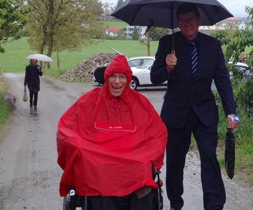 Arnold ‘Noldi Stahel’ mit Annette Tschudi (l) und Rainer Kündig (r) an einer Gedenkfeier im Jahr 2016.